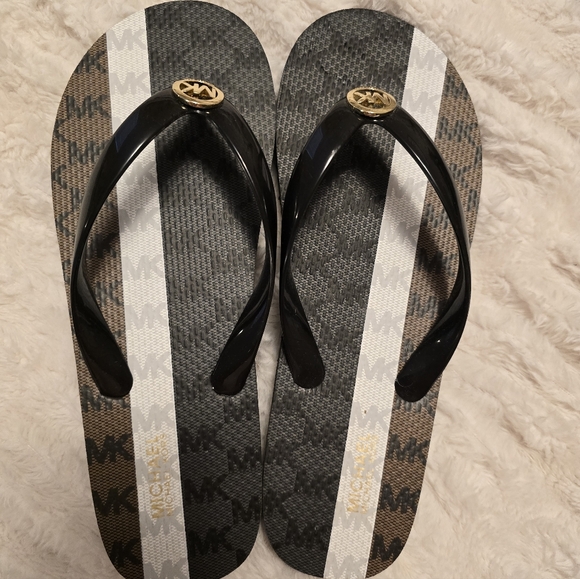 NWOT Ladies Michael Kors Size 8 Flip Flops - Picture 1 of 2